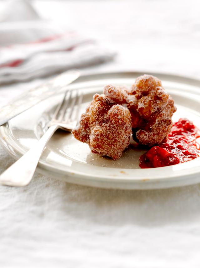 Fritēti plūškoka ziedu ķekari