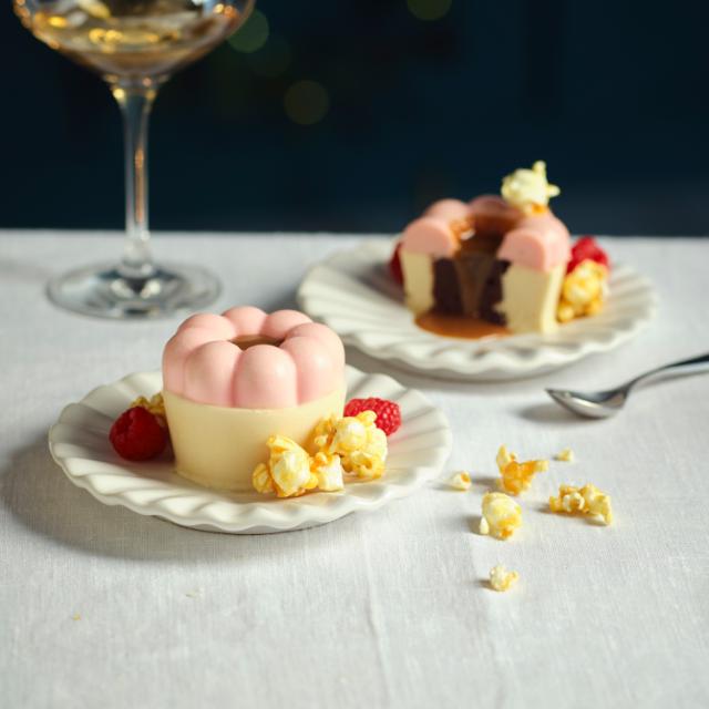 Saldēta panna cotta ar brauniju un karameļu mērci