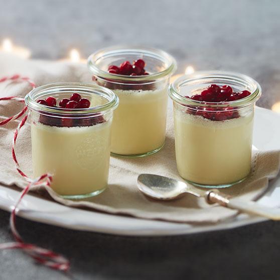 Panna cotta ar karstvīnā mērcētām brūklenēm