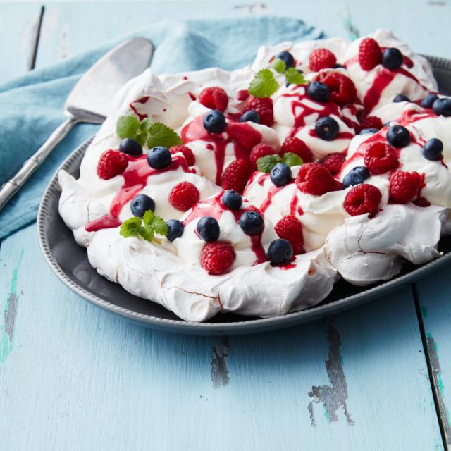 Pavlova ar aveņu krēmu