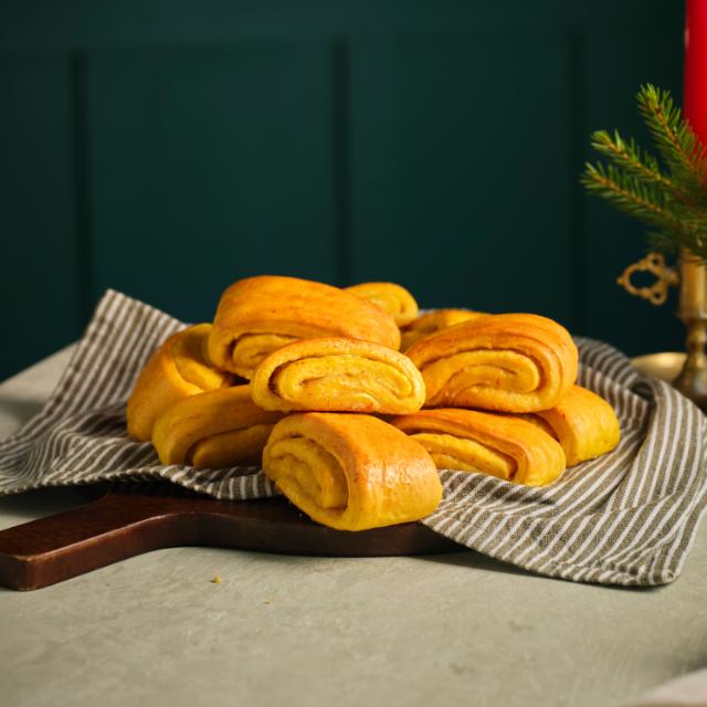 Safrāna maizītes ar vaniļas pildījumu