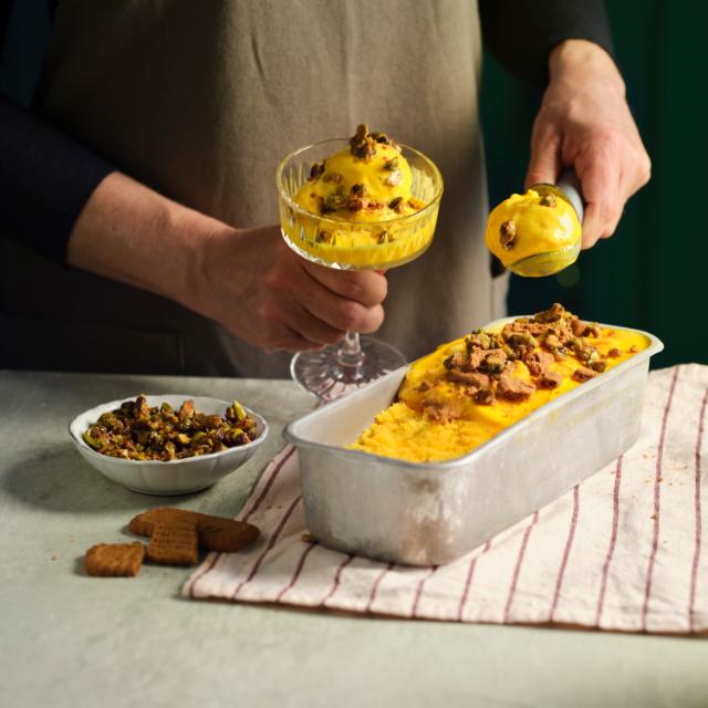 Safrāna saldējums ar sīrupā grauzdētām pistācijām