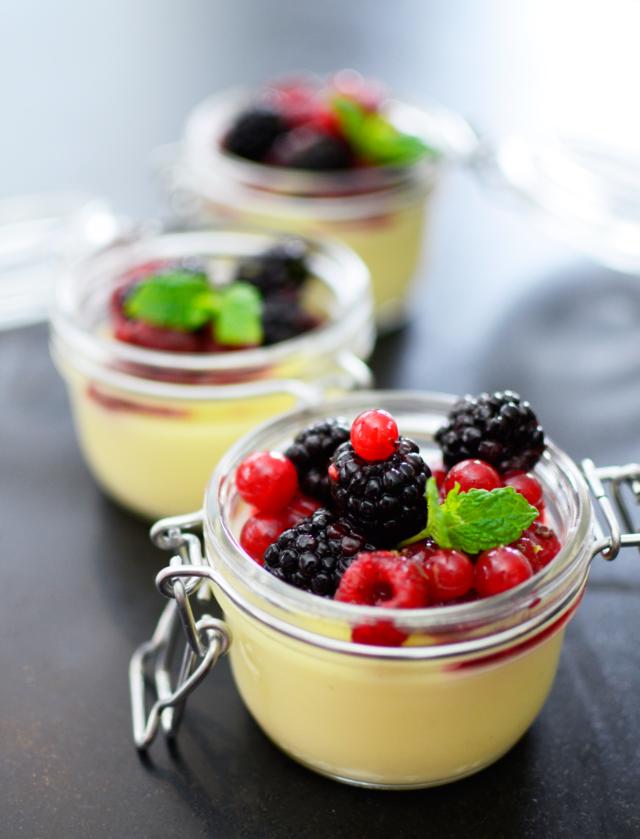 Panna cotta ar laimā marinētām ogām