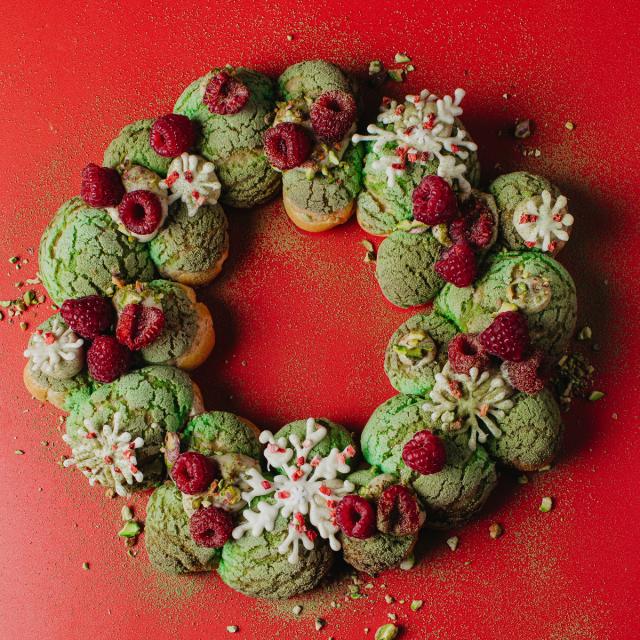 Vēja kūku vainags ar pistāciju krēmu