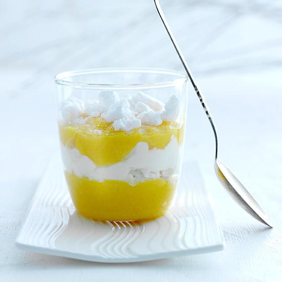 Ātrais jogurta deserts ar mango